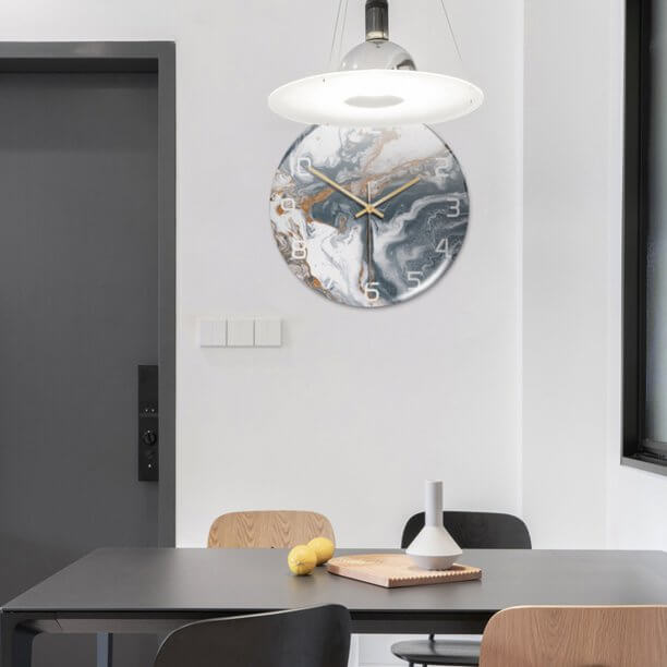 Elegancka lampa stołowa z marmurowym wykończeniem