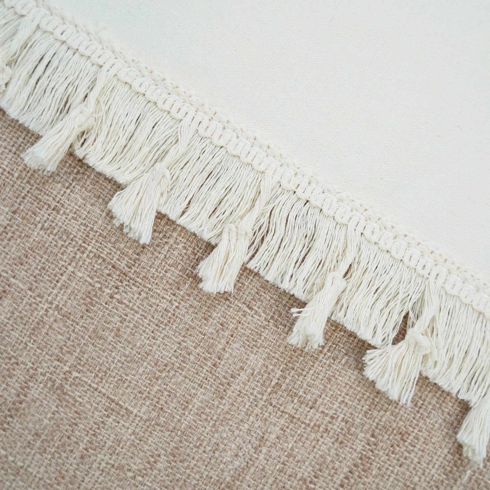 Beżowa Poduszka w Stylu Boho z Wzorem