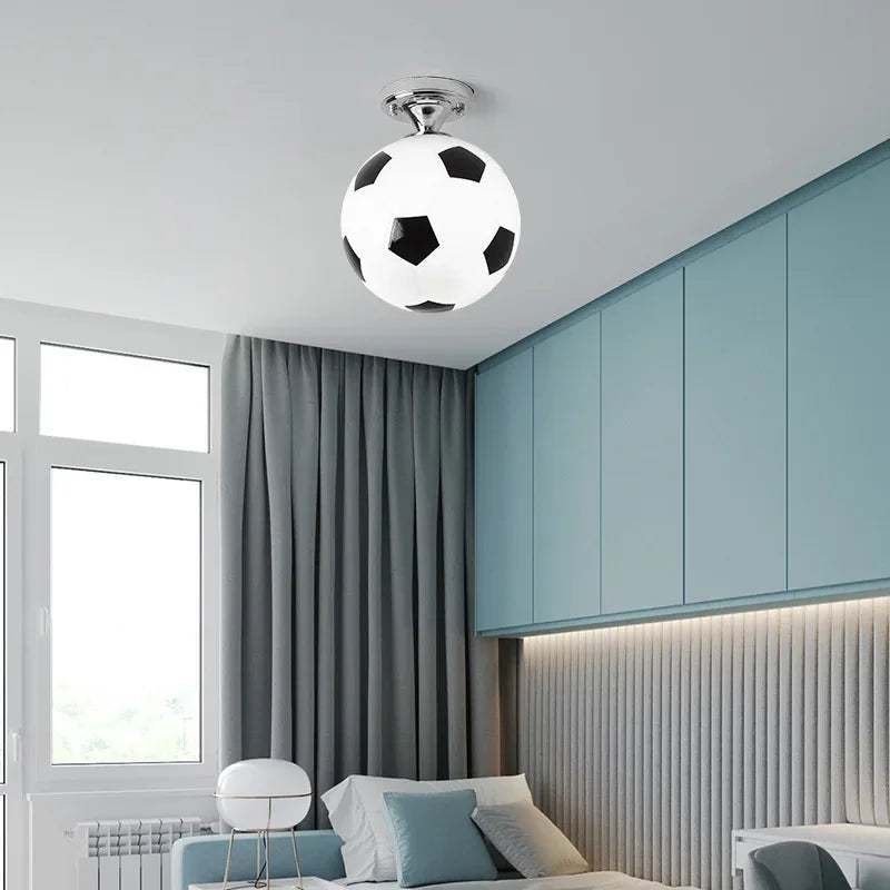 Śmieszna lampa sufitowa w formie piłki nożnej – GoalBright