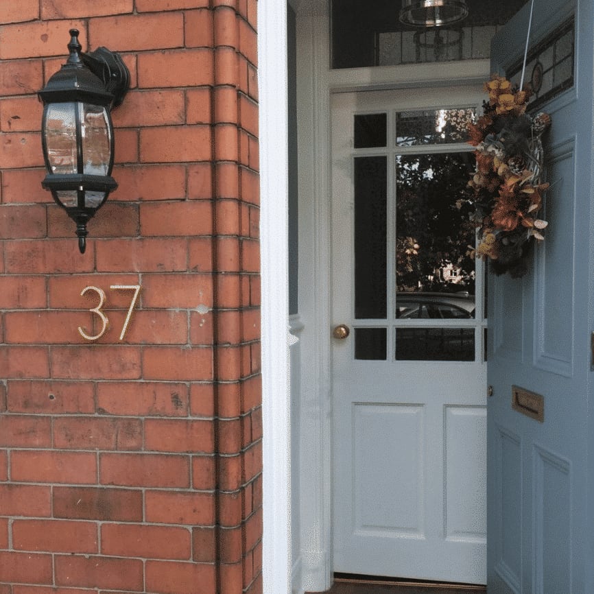 Numery na dom z mosiądzu w satynowym wykończeniu – ponadczasowa elegancja