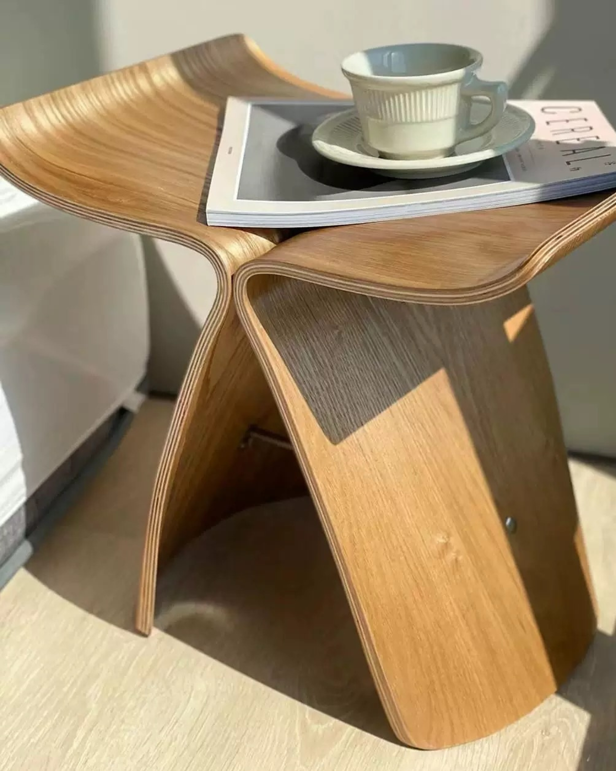 Motylowy Stolik z Wyjątkowym Stylem do Eleganckich Wnętrz