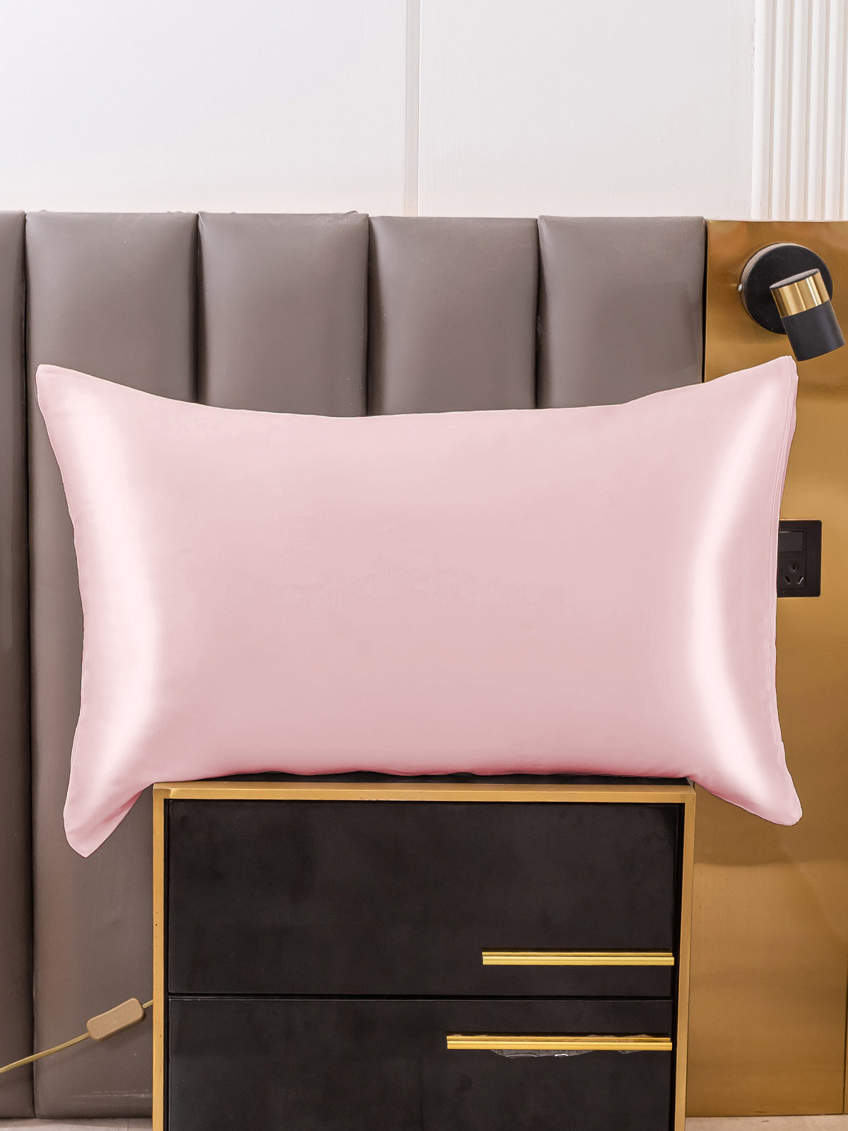 SilkenLuxe - Luksusowa poszewka na poduszkę z jedwabiu morwowego z zamknięciem kopertowym" 

Rewritten Title: "SilkenLuxe - Ekskluzywna poszewka na poduszkę z jedwabiu morwowego z eleganckim zamknięciem kopertowym