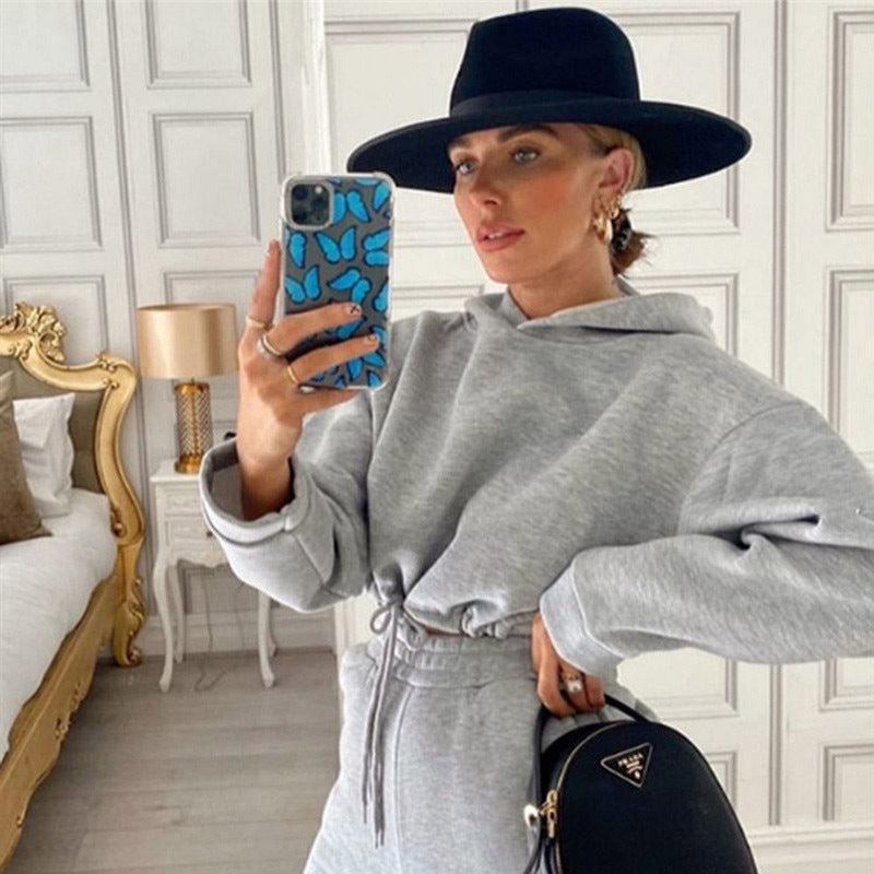 Lisa - Stylowy zestaw loungewear z krótką bluzą i spodniami dresowymi