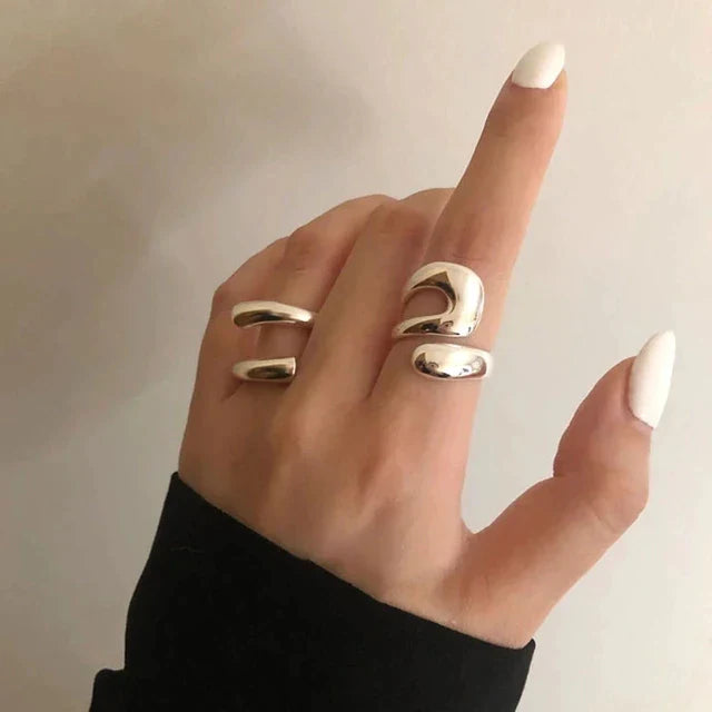Zestaw pierścionków w stylu minimalistycznym