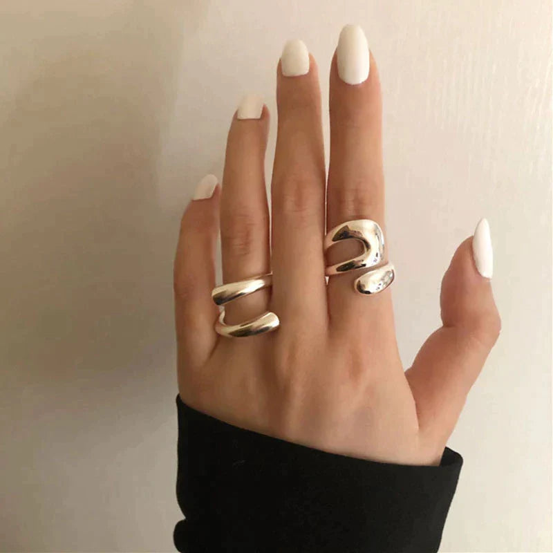 Zestaw pierścionków w stylu minimalistycznym