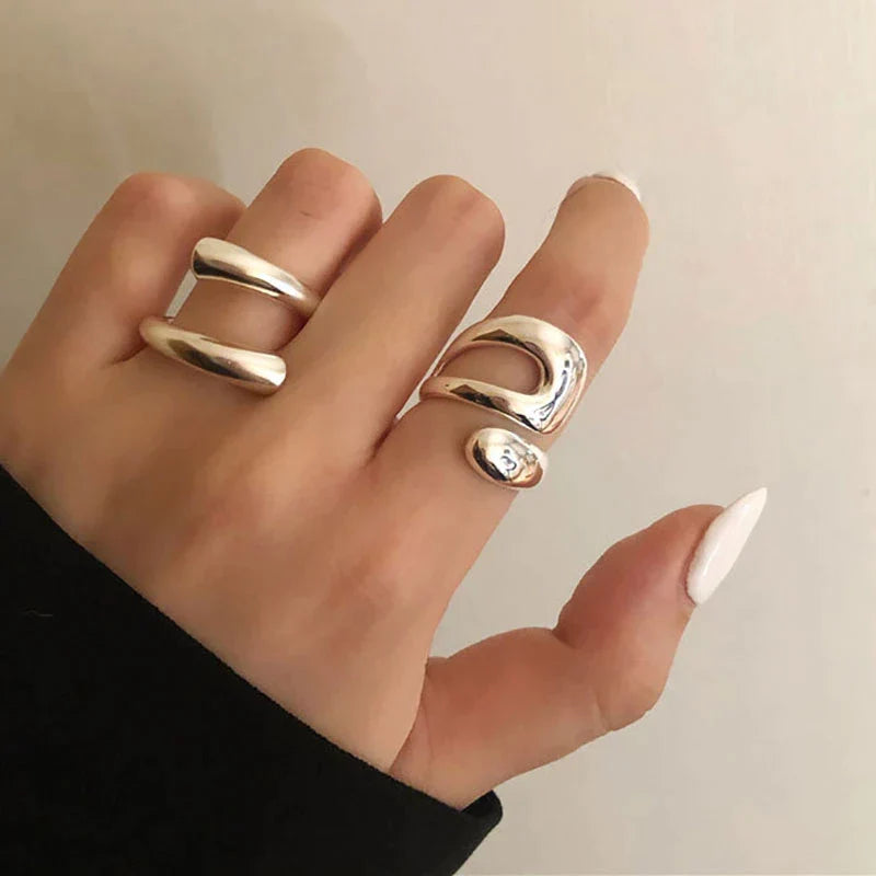 Zestaw pierścionków w stylu minimalistycznym