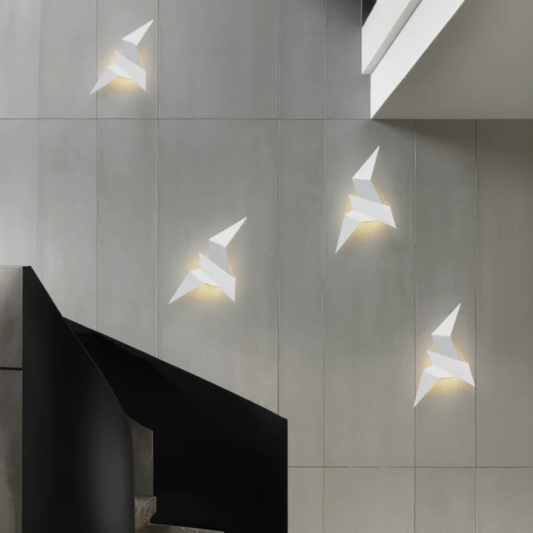 "Unikalna Lampa Ścienna Origami do Wnętrz" could be rewritten as "Wyjątkowa Lampa Ścienna Origami do Twojego Wnętrza".