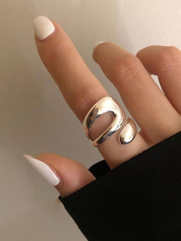 Zestaw pierścionków w stylu minimalistycznym