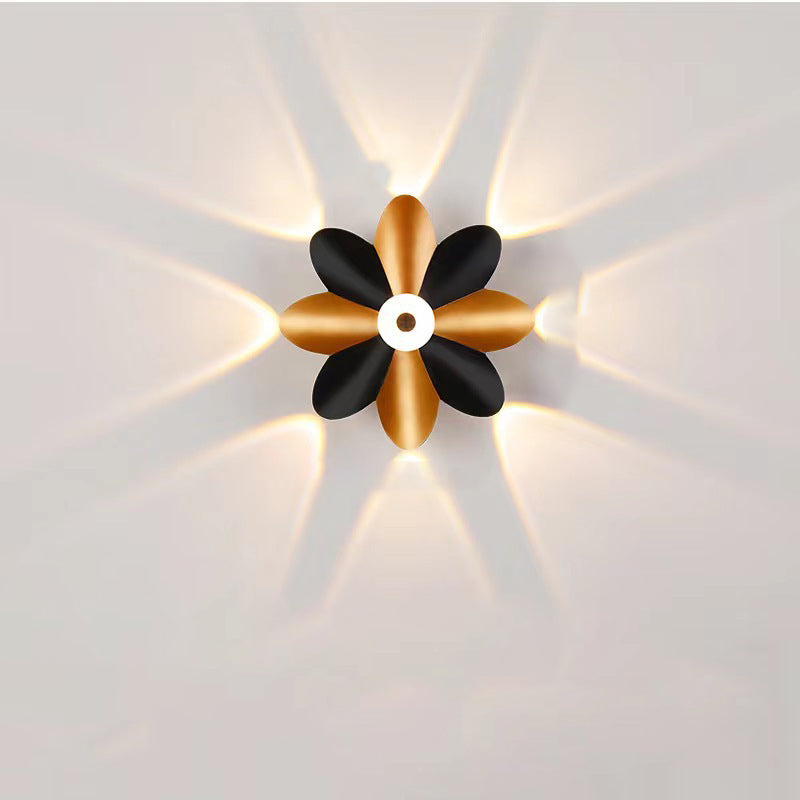 FloraGlow - Eleganckie i Efektywne Oświetlenie Zewnętrzne - Wodoodporna Lampa Ścienna w Formie Kwiatu