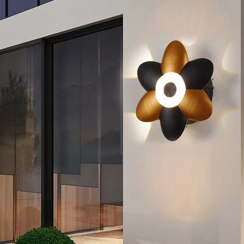 FloraGlow - Eleganckie i Efektywne Oświetlenie Zewnętrzne - Wodoodporna Lampa Ścienna w Formie Kwiatu