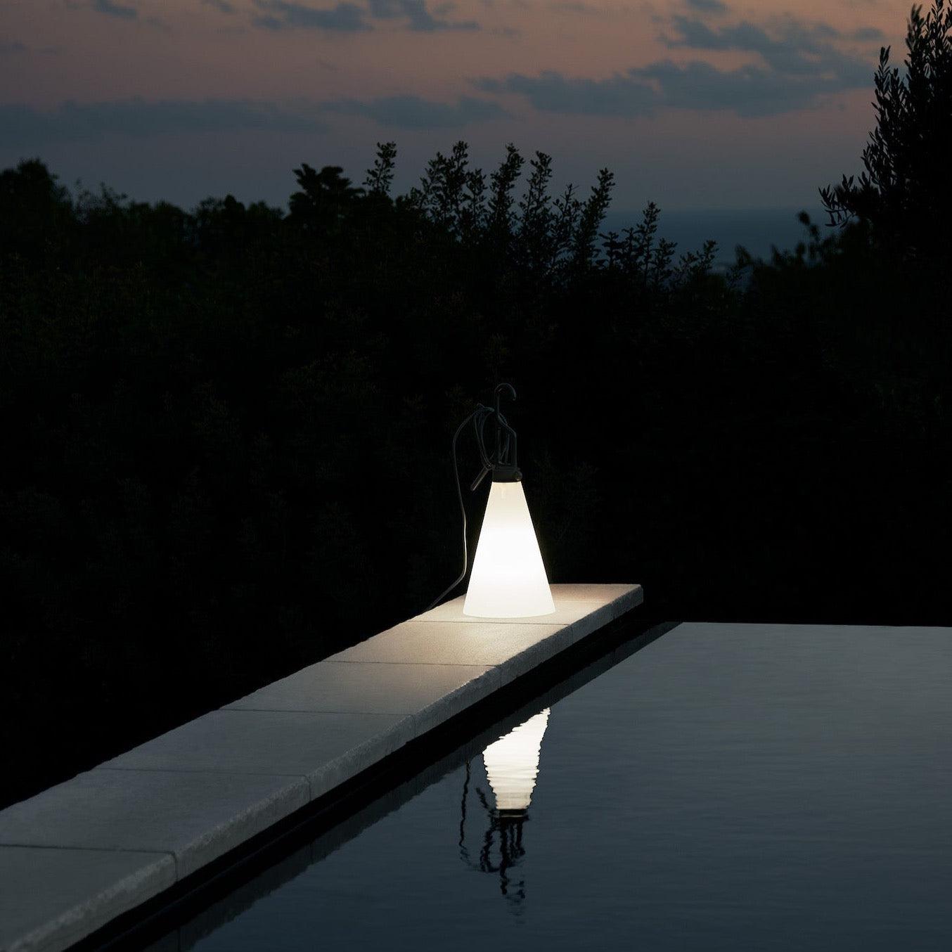 EcoGlow - Wielofunkcyjna Lampa Zewnętrzna - Lekka, Trwała i Elegancka z Wygodnym Uchwytem
