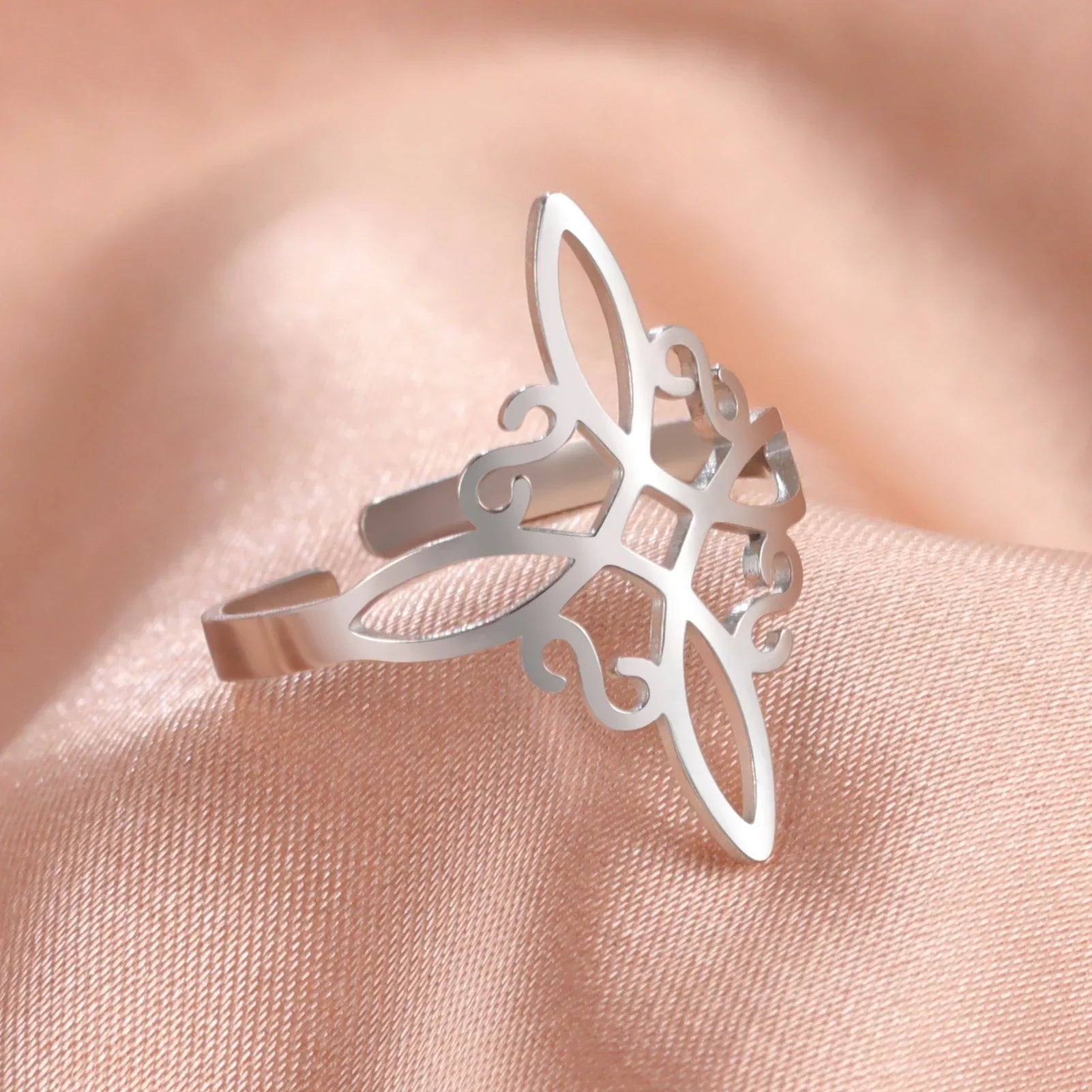 Amulet ochronny w formie pierścienia z węzłem krzyżowym