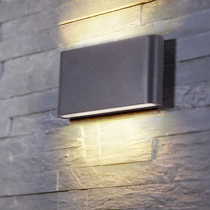 BrightGuard | Wodoodporna LED Lampa Ścienna do Użytku na Zewnątrz