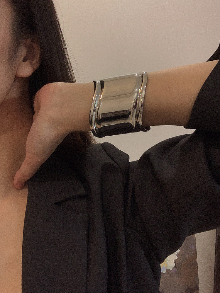 Przesadna | Asymmetrical Metal Wave Personality
