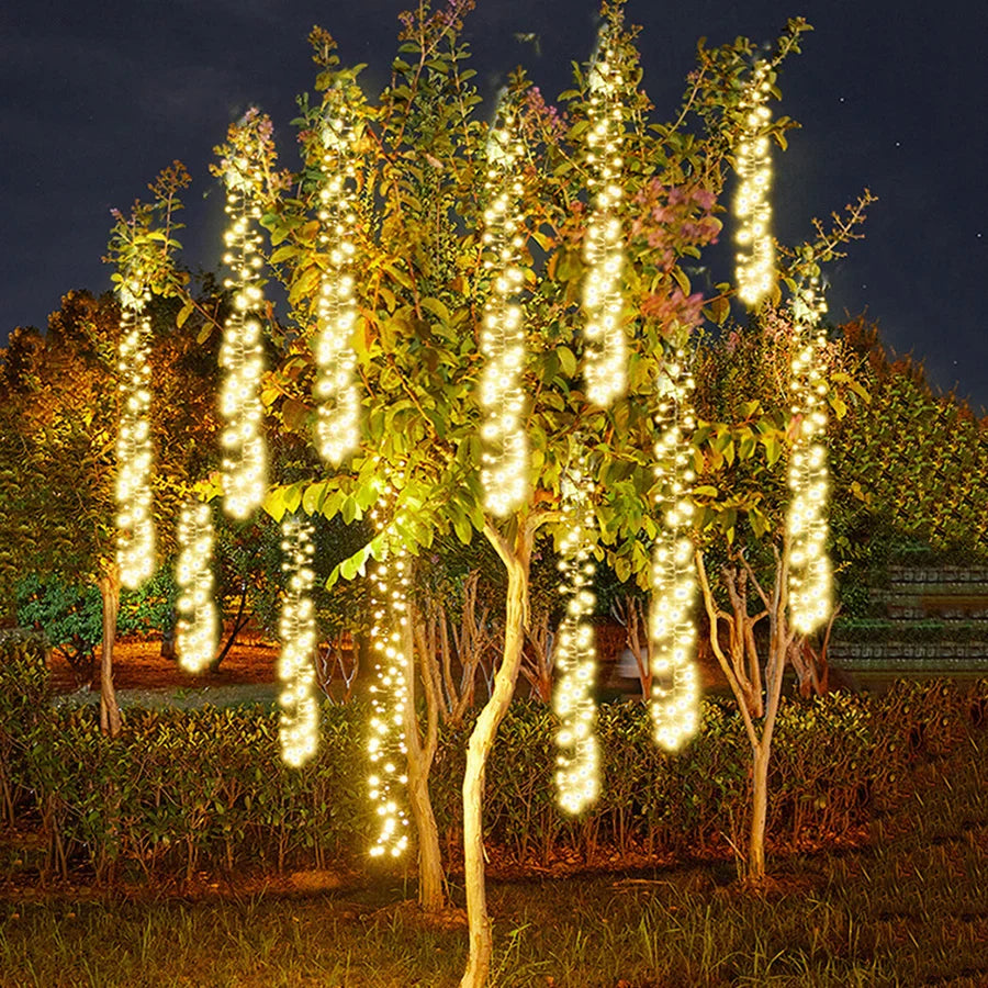 GlowCascade – Wiszące LED Światła do Ogrodu i Imprez