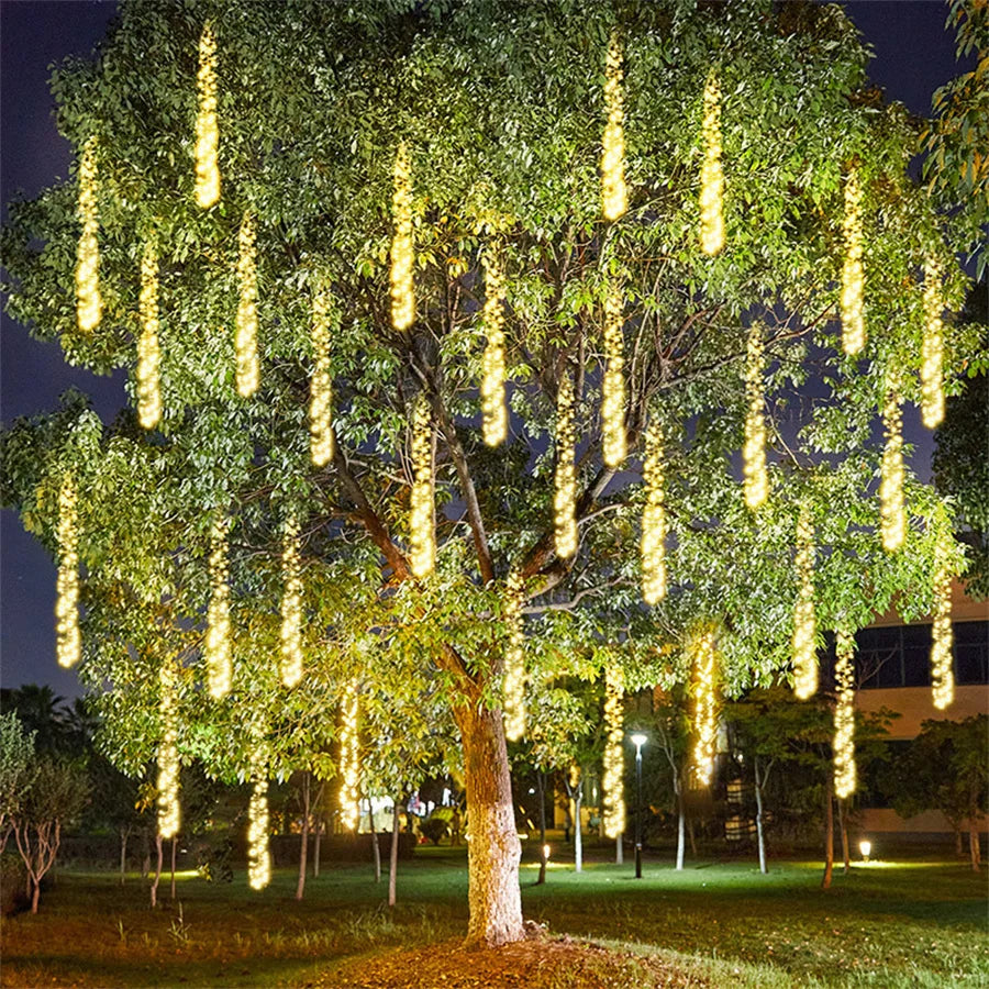 GlowCascade – Wiszące LED Światła do Ogrodu i Imprez