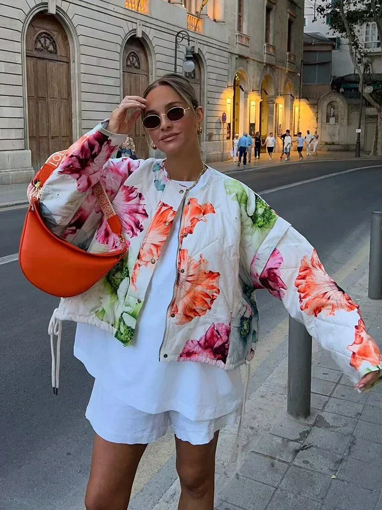 Isabella | Elegancka kurtka w kwiaty z finezyjnym wykończeniem