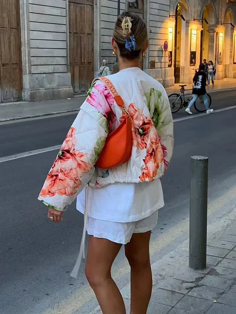 Isabella | Elegancka kurtka w kwiaty z finezyjnym wykończeniem