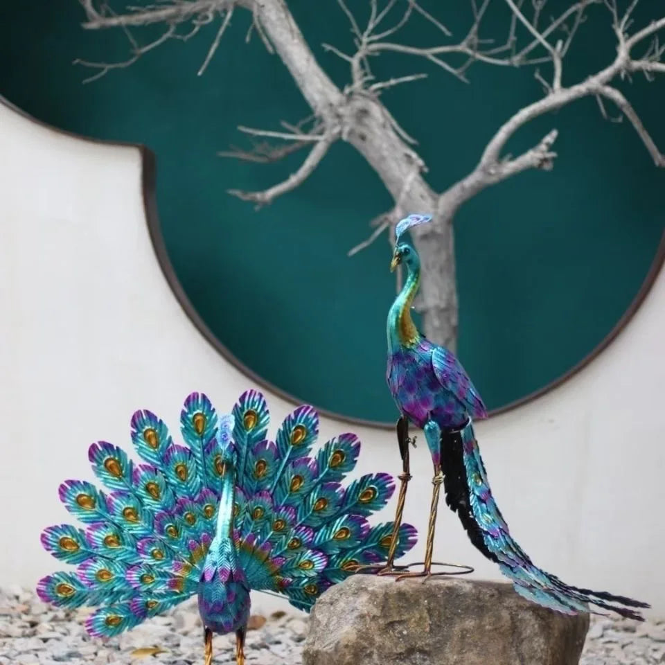 VibrantFeather | Ręcznie Wykonana Rzeźba Pawia do Dekoracji Ogrodu