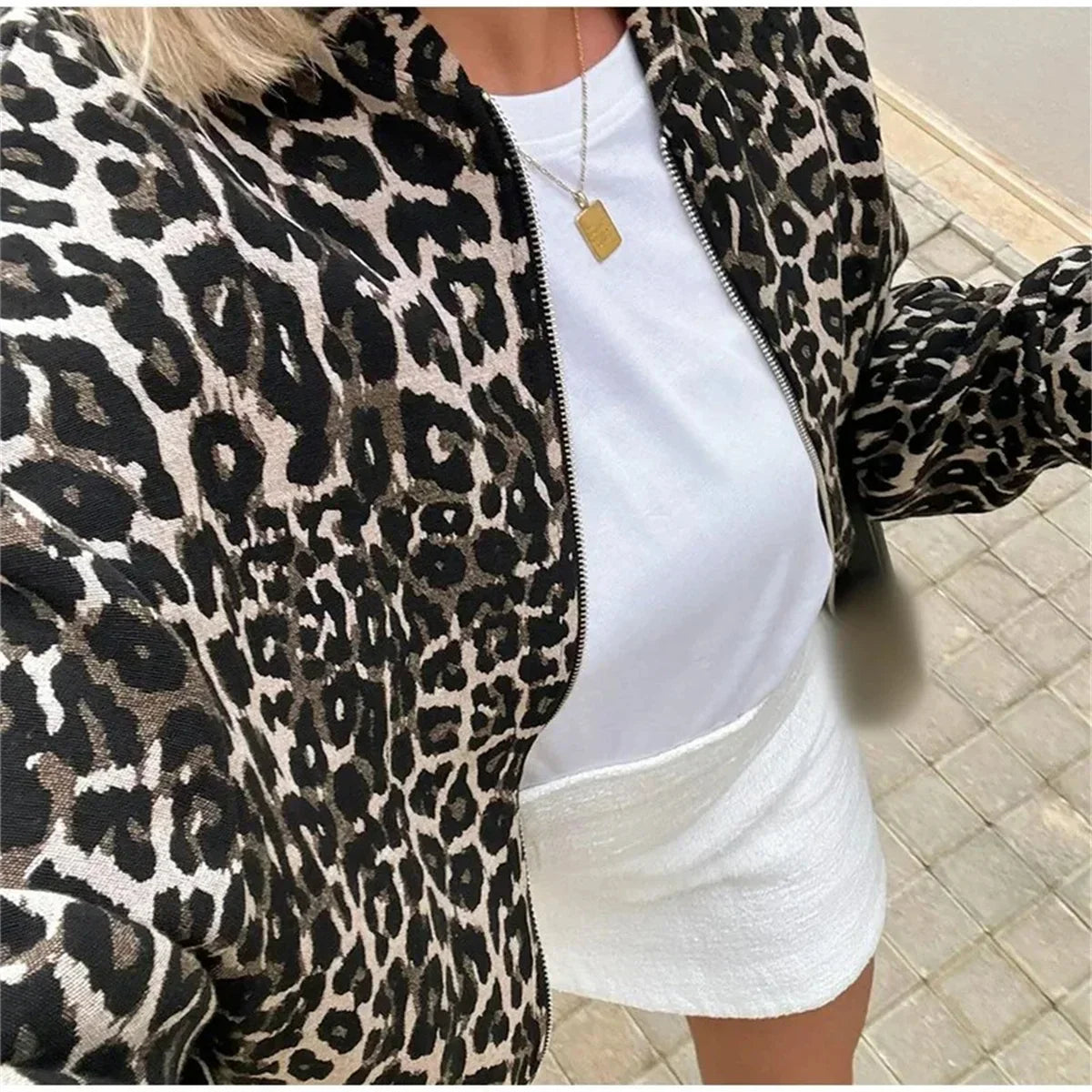Elegancka bomberka w panterkę z miękkiego materiału – Moda dla kobiet