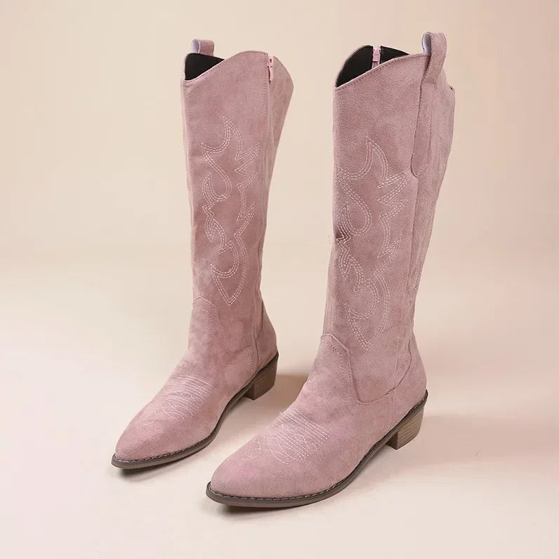 Stylowe Damskie Kowbojki z Zamszu z Haftem i Słupkowym Obcasem do Casualowych Stylizacji Boho