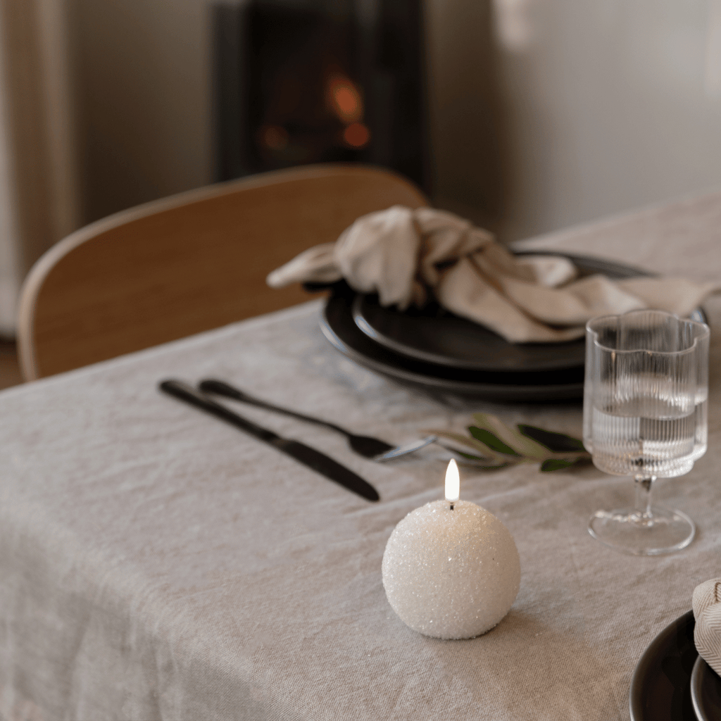 WinterShine – Elegancka LED świeca w kształcie kuli śnieżnej