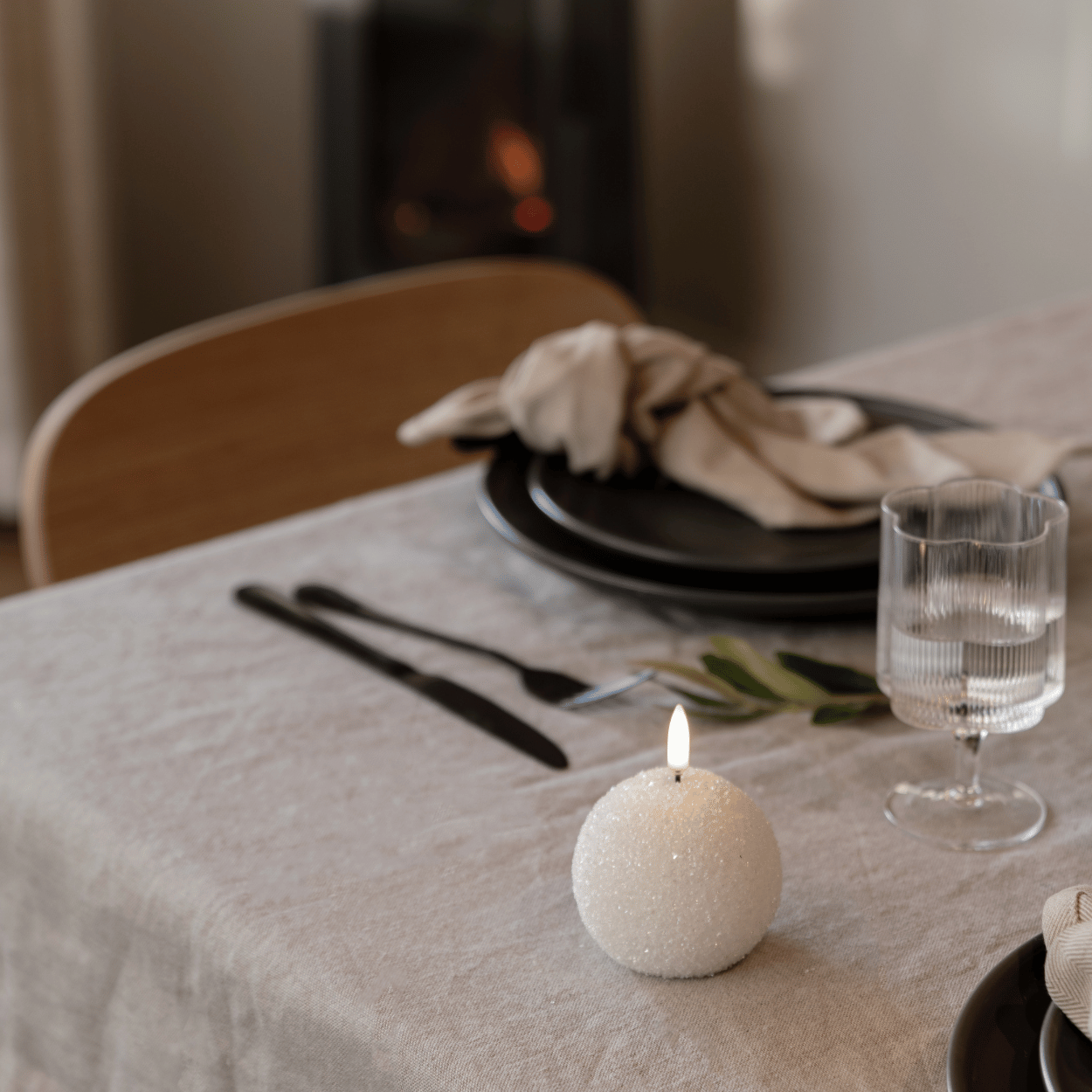 WinterShine – Elegancka LED świeca w kształcie kuli śnieżnej
