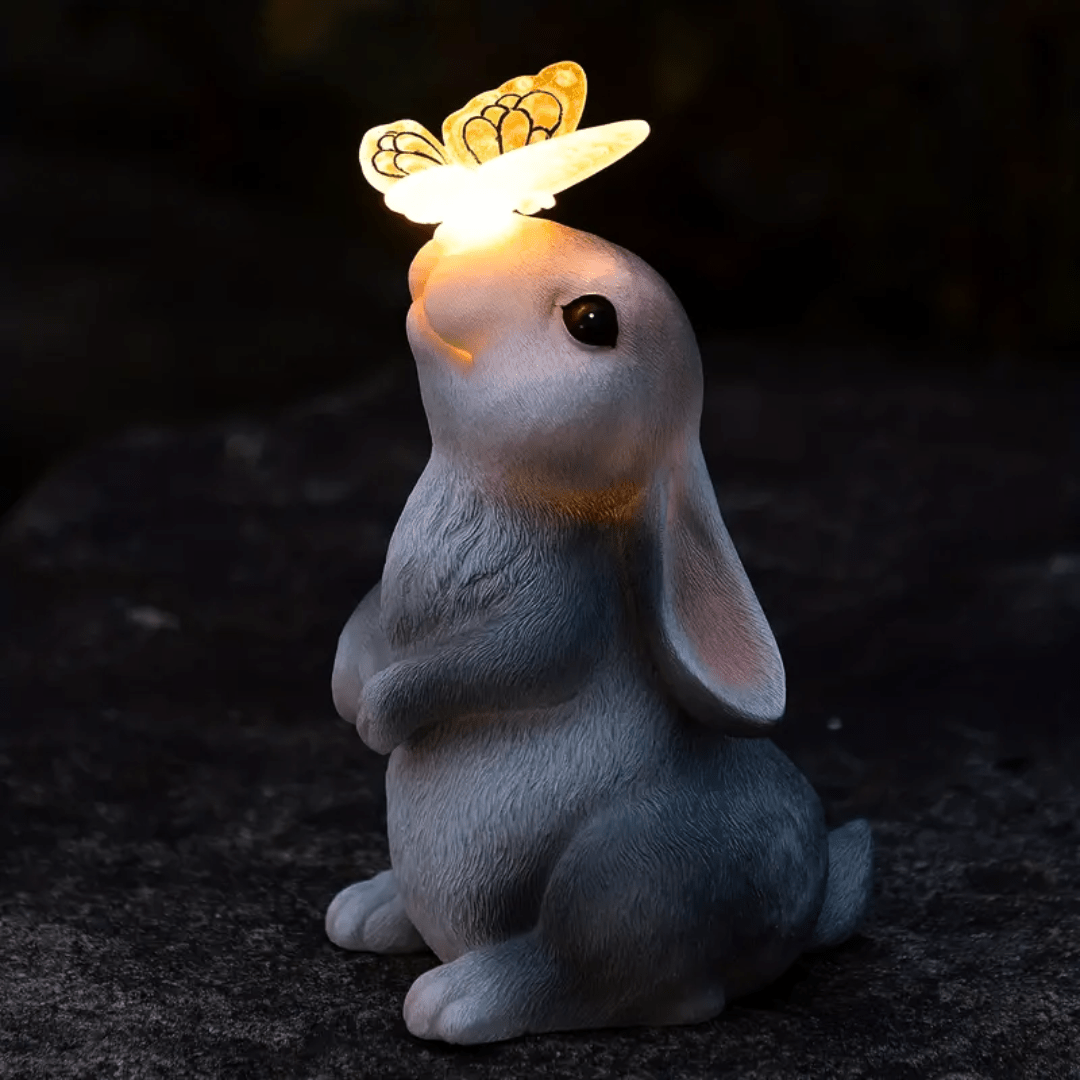 BunnyGlow - Urokliwa Lampa Ogrodowa z Królikiem i Motylem - Słoneczna Lampa do Ogrodu