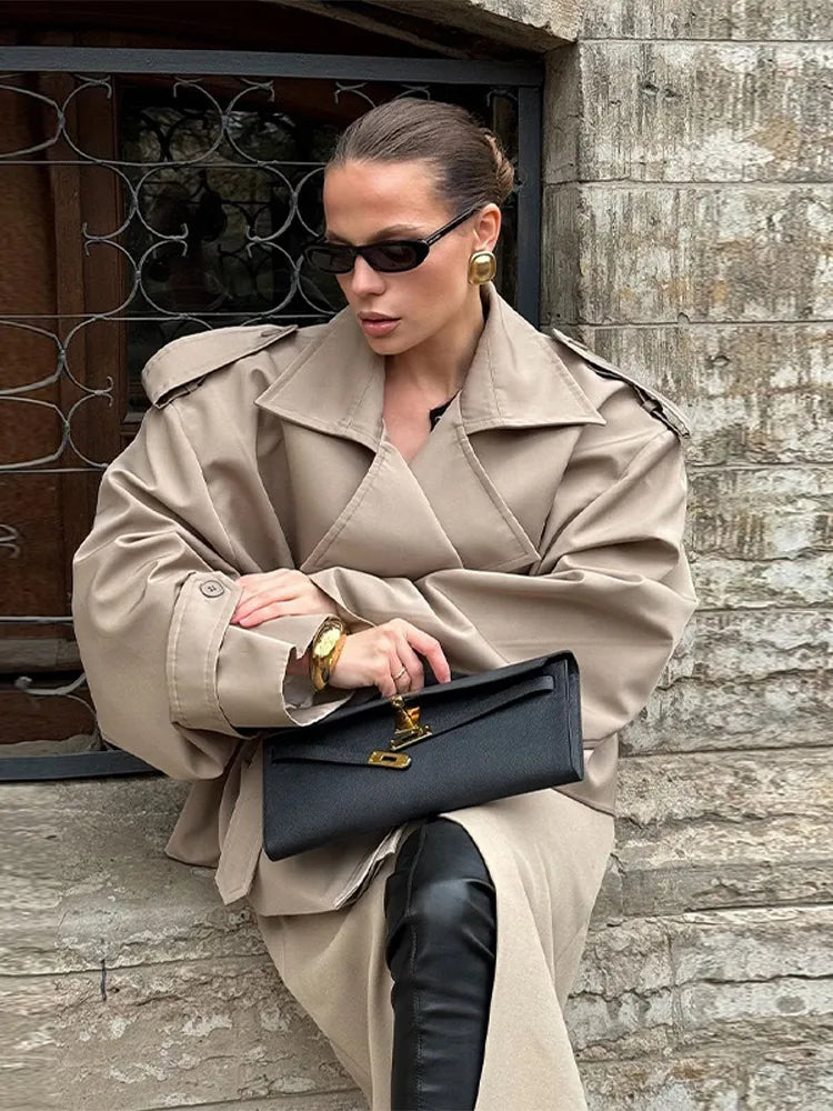 Vintage'owy Krótki Trench Coat Damski z Odwróconym Kołnierzem i Poduszkami na Ramionach - Stylowa Kurtka Damska