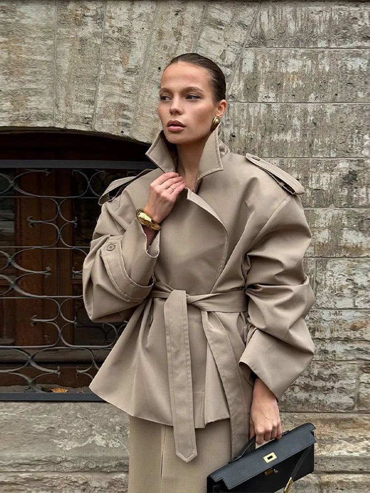 Vintage'owy Krótki Trench Coat Damski z Odwróconym Kołnierzem i Poduszkami na Ramionach - Stylowa Kurtka Damska