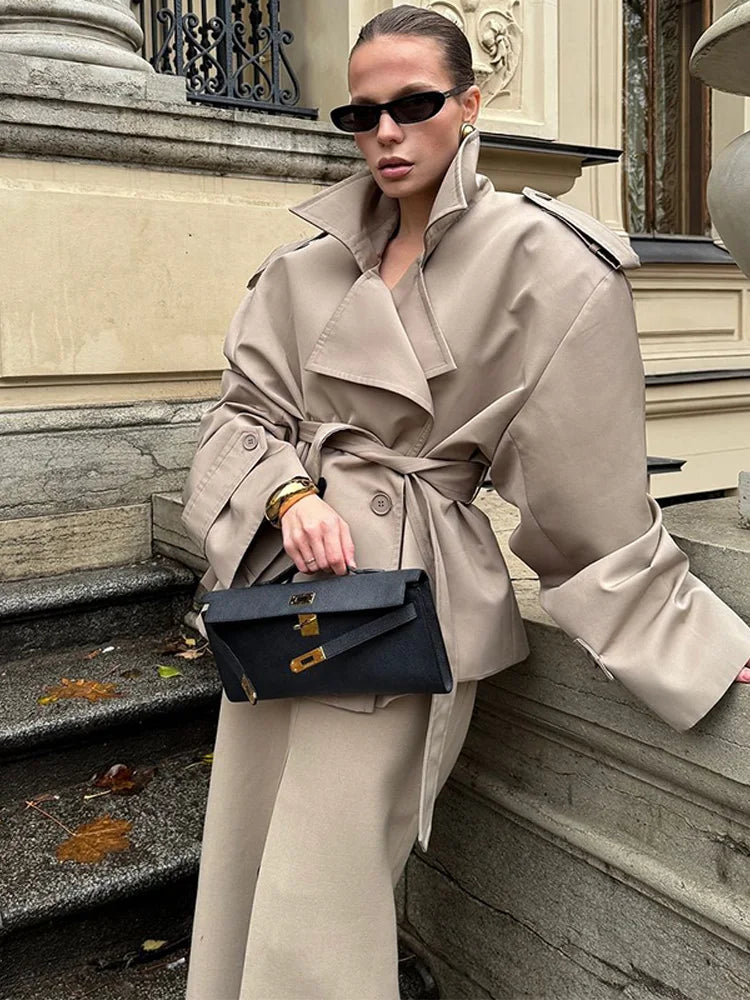 Vintage'owy Krótki Trench Coat Damski z Odwróconym Kołnierzem i Poduszkami na Ramionach - Stylowa Kurtka Damska