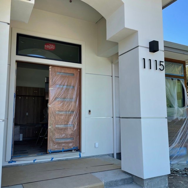 Nowoczesny numer domu w matowej czerni o minimalistycznym designie