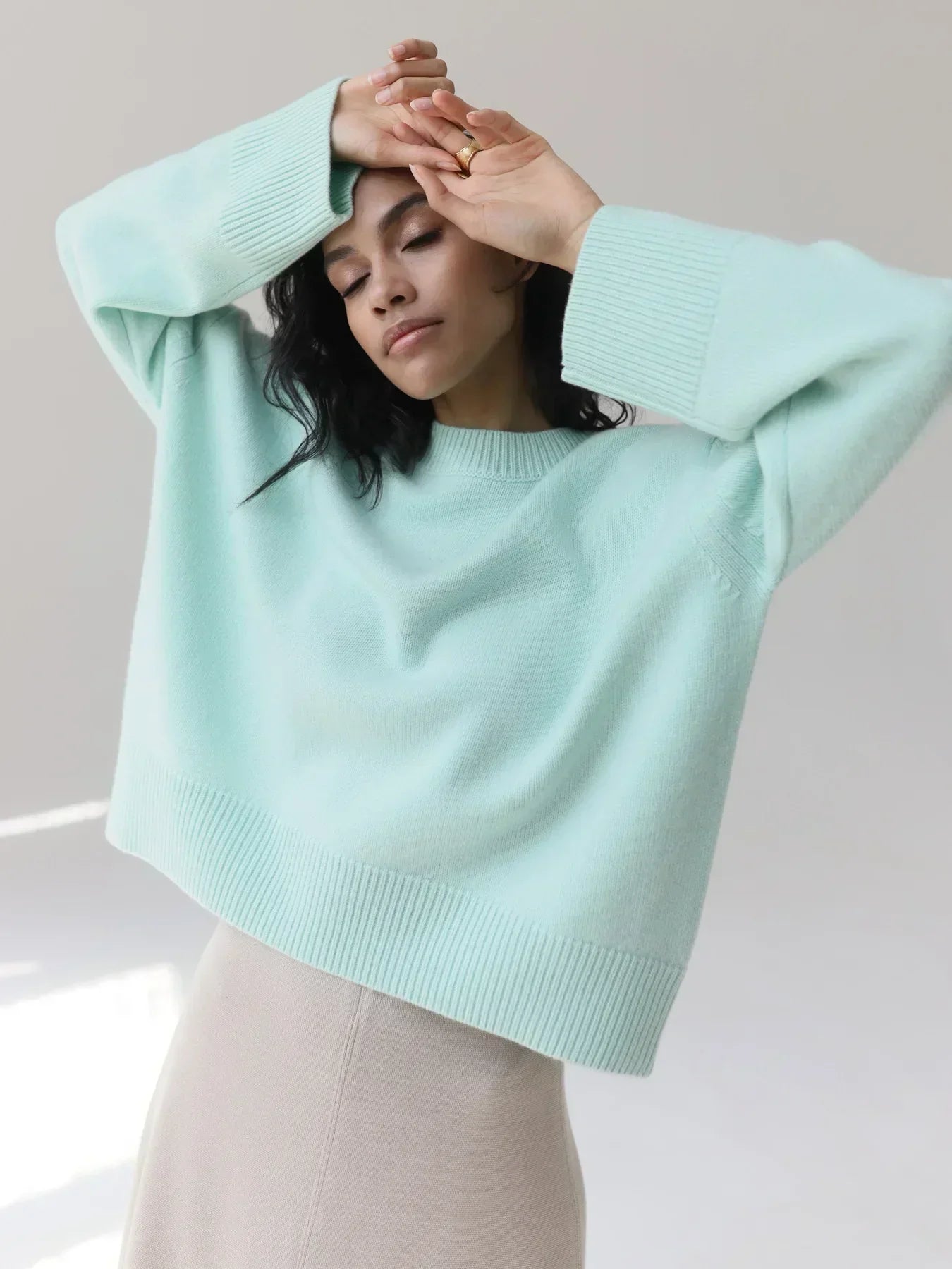Stylowy damski sweter z okrągłym dekoltem