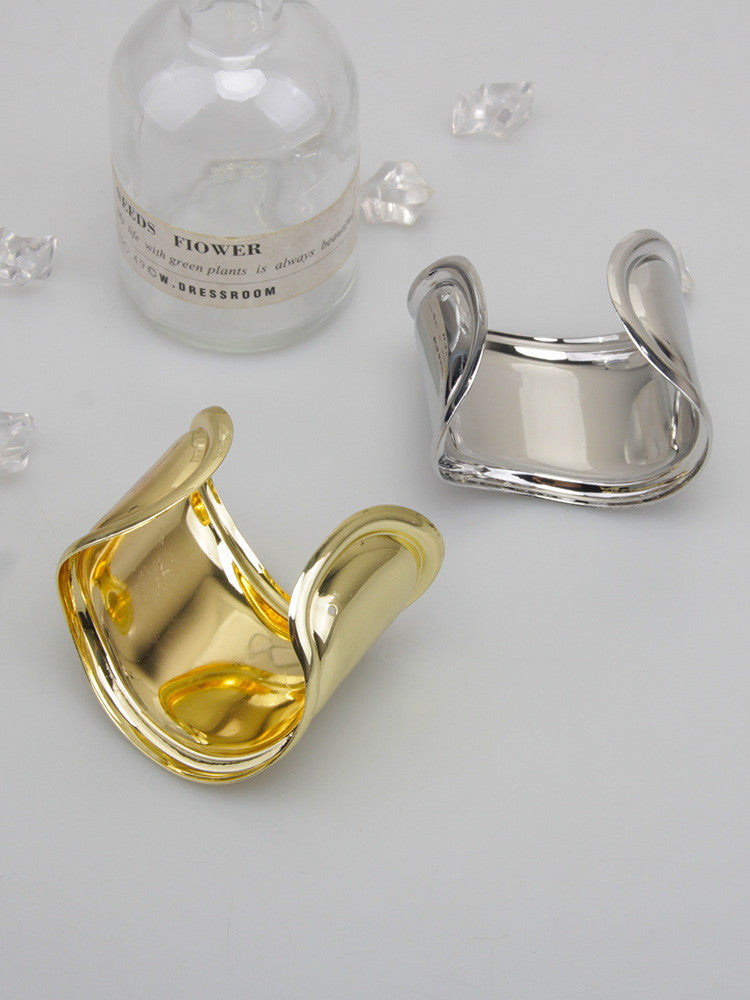 Przesadna | Asymmetrical Metal Wave Personality