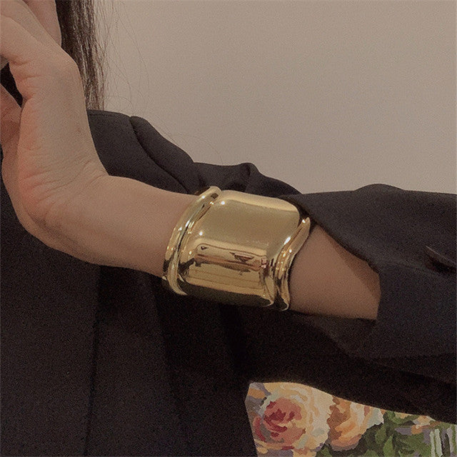 Przesadna | Asymmetrical Metal Wave Personality