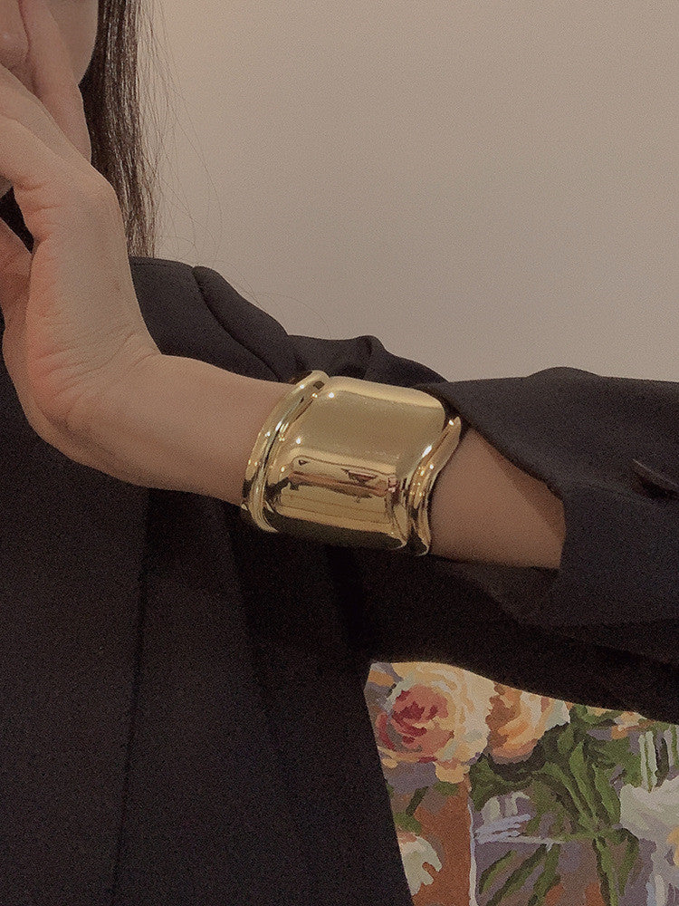 Przesadna | Asymmetrical Metal Wave Personality