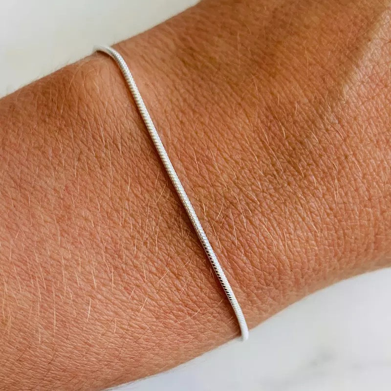 Minimalistyczna bransoletka z wężowym zapięciem