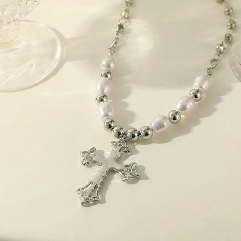 Naszyjnik z perłowym wisiorkiem w kształcie krzyża