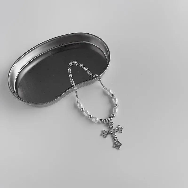 Naszyjnik z perłowym wisiorkiem w kształcie krzyża
