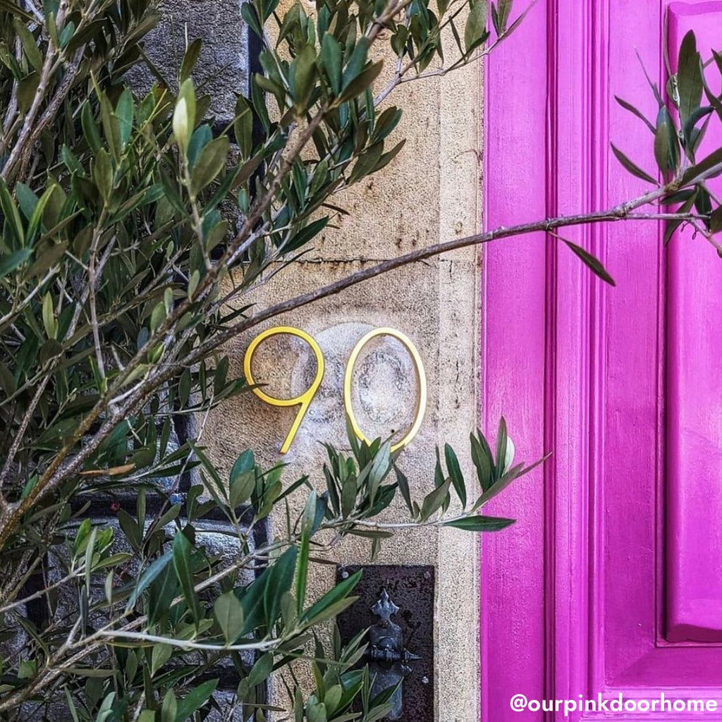 Numery na dom z mosiądzu w satynowym wykończeniu – ponadczasowa elegancja