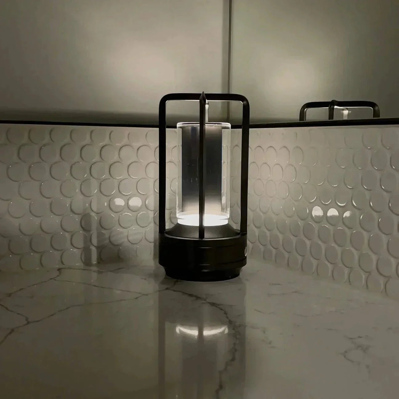 Bezprzewodowa lampa z kryształowym kloszem