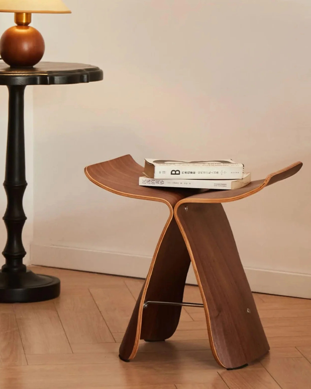 Motylowy Stolik z Wyjątkowym Stylem do Eleganckich Wnętrz