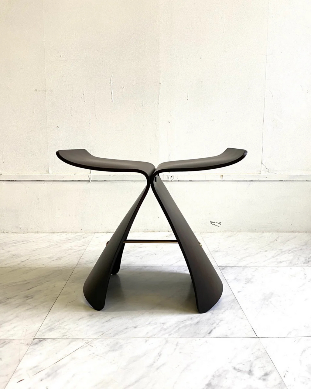 Motylowy Stolik z Wyjątkowym Stylem do Eleganckich Wnętrz